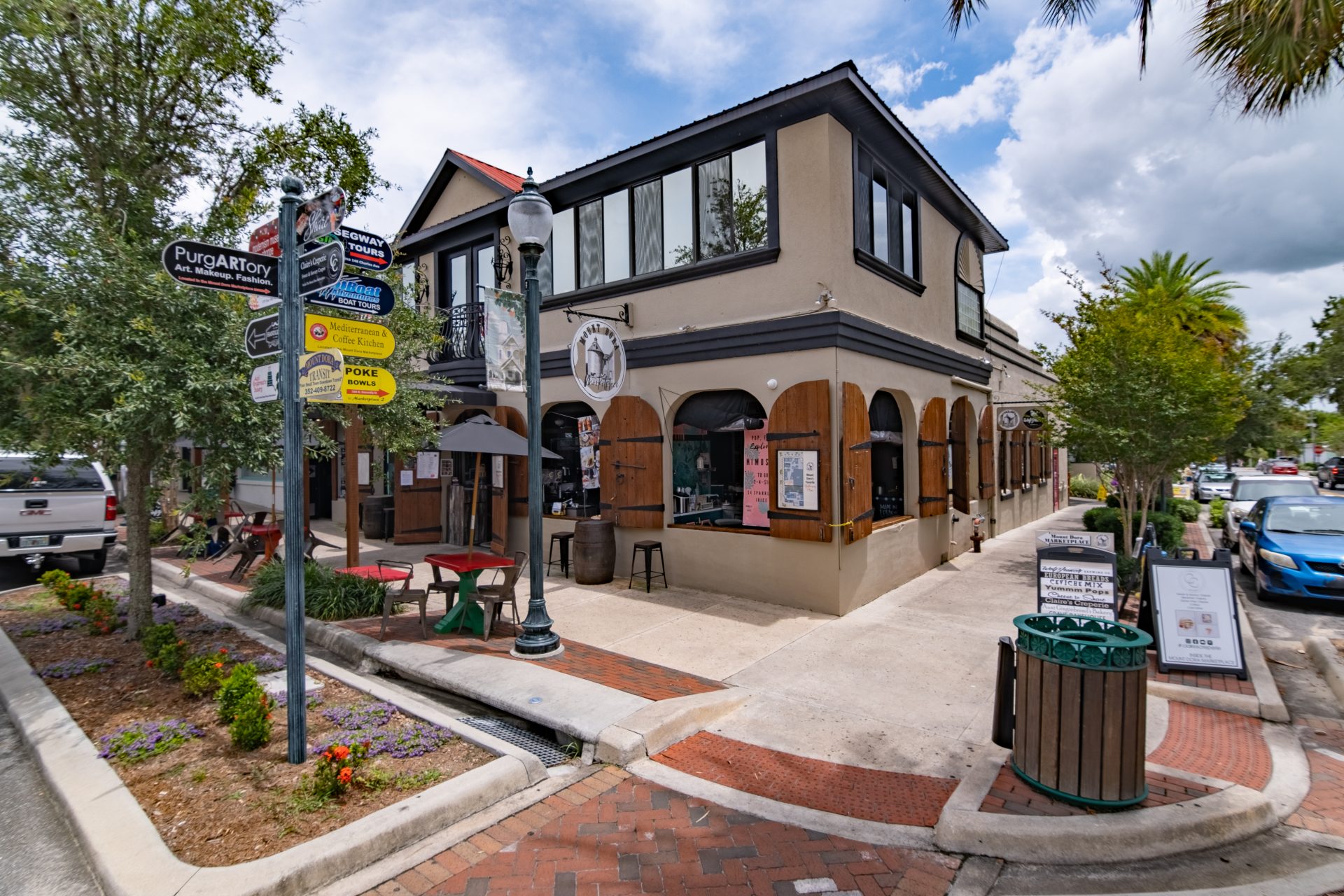 HandleBar in the Entertainment District of Mount Dora