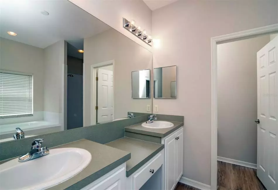 Double vanities with makeup area in the center