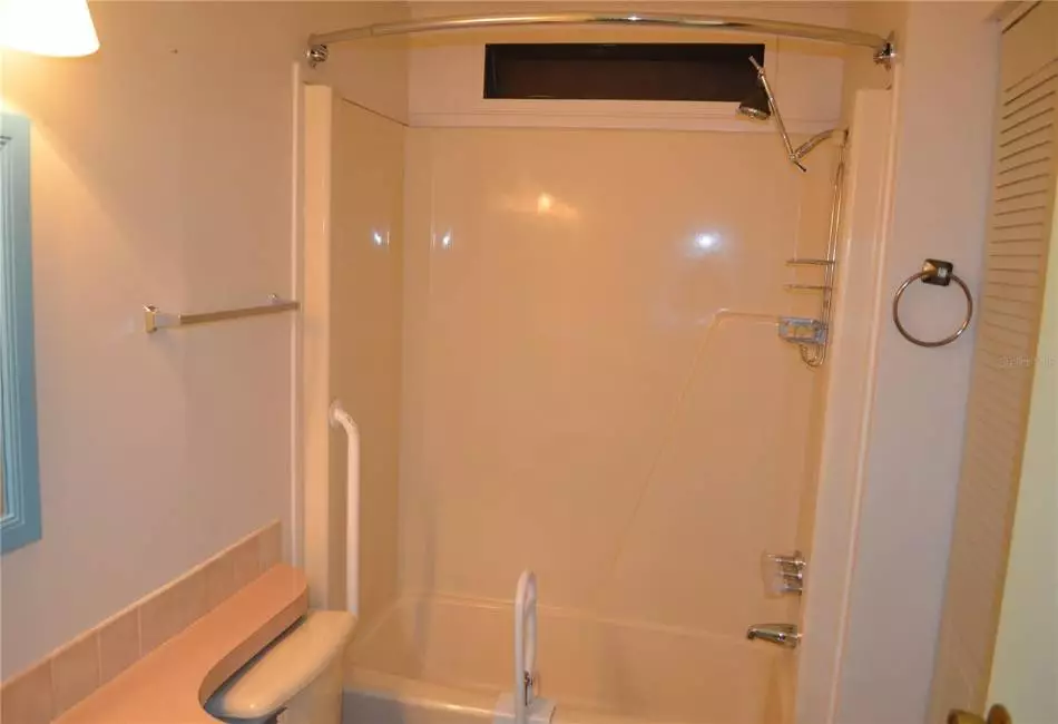 2nd Bathroom Tub / Shower