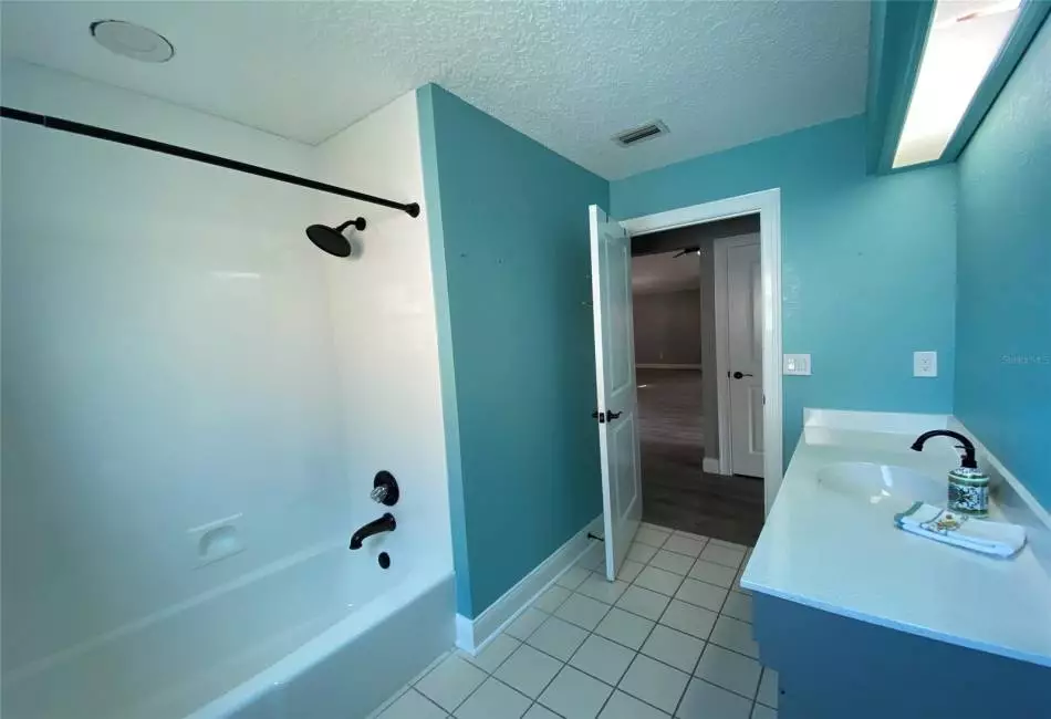 Guest bathroom w/ tub/shower