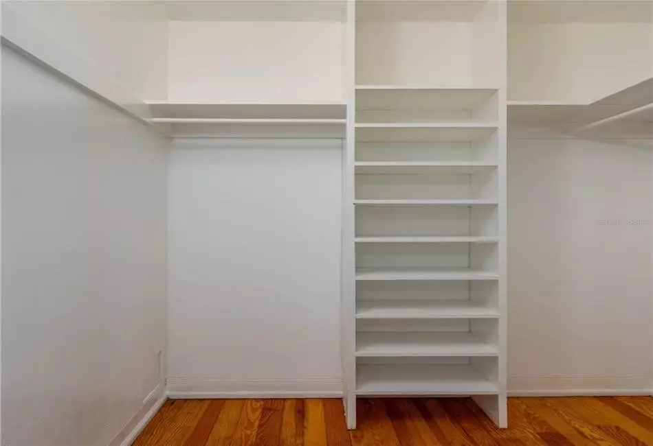 WALK-IN CLOSET