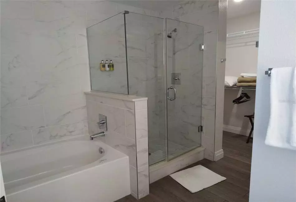 Main bathroom: Bathtub and shower