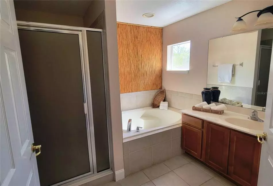 Full bathroom - Elegant Privacy