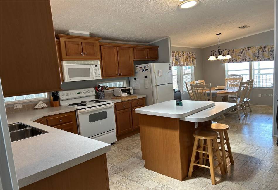 KITCHEN / DINING ROOM